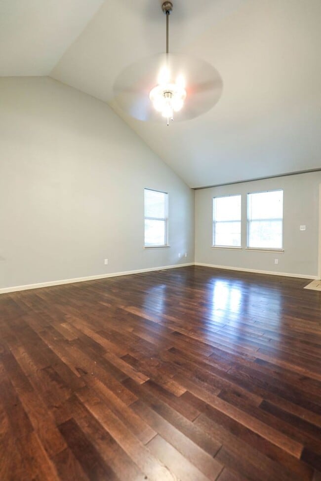 Building Photo - Beautiful & Charming 4 Bed / 2 Bath Home –...