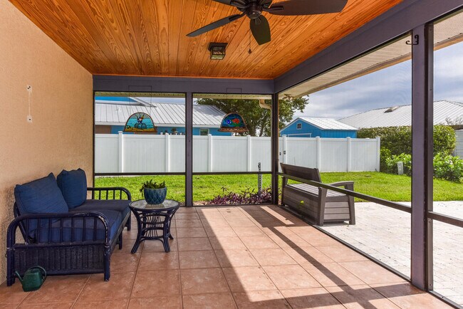 Building Photo - 1927 NE San Carlos Calle