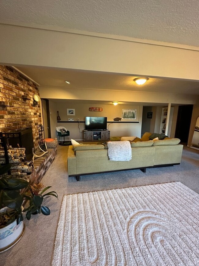 Foto del edificio - 2 bedroom 1 bath daylight basement unit in the heart of Edmonds