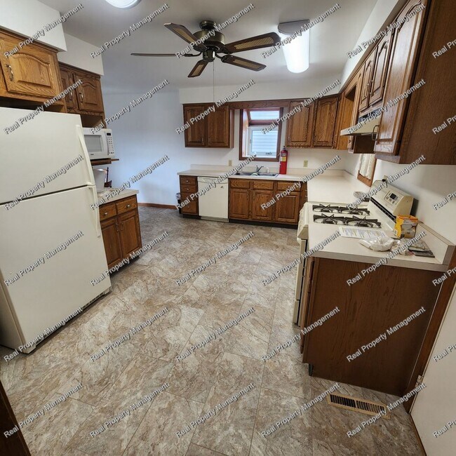 Building Photo - 4 Bedroom Dyer Farmhouse