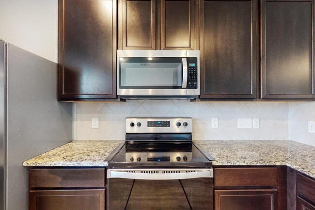 Building Photo - 5 bedroom 2.5 bath home in Bryan