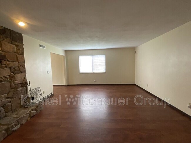 Foto del edificio - 102 Kingsway Dr