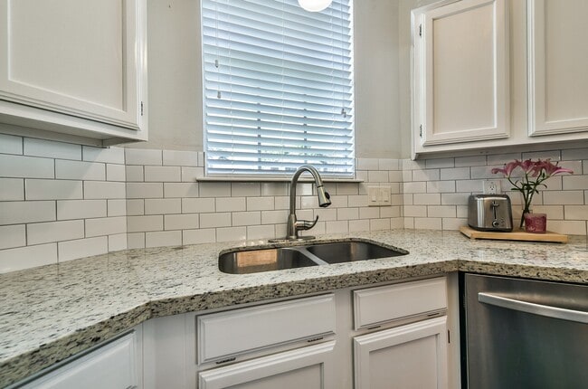 Building Photo - 1118 Chelsea Ln