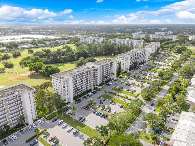 Building Photo - 3100 N Palm Aire Dr