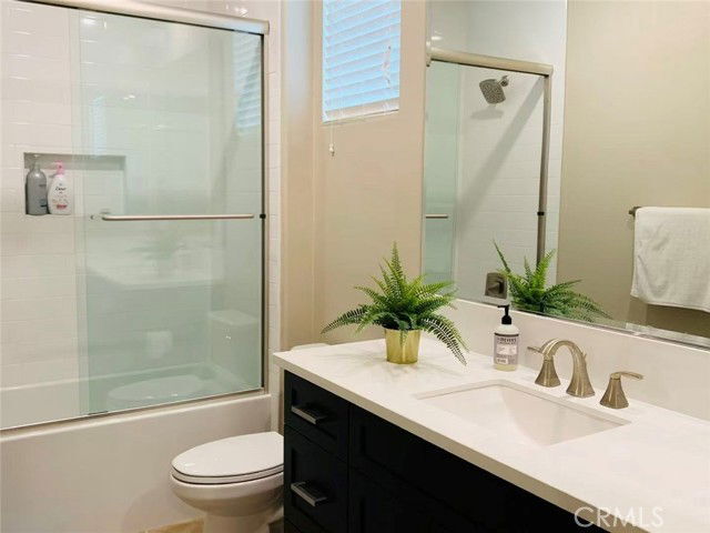 Building Photo - 170 Scale