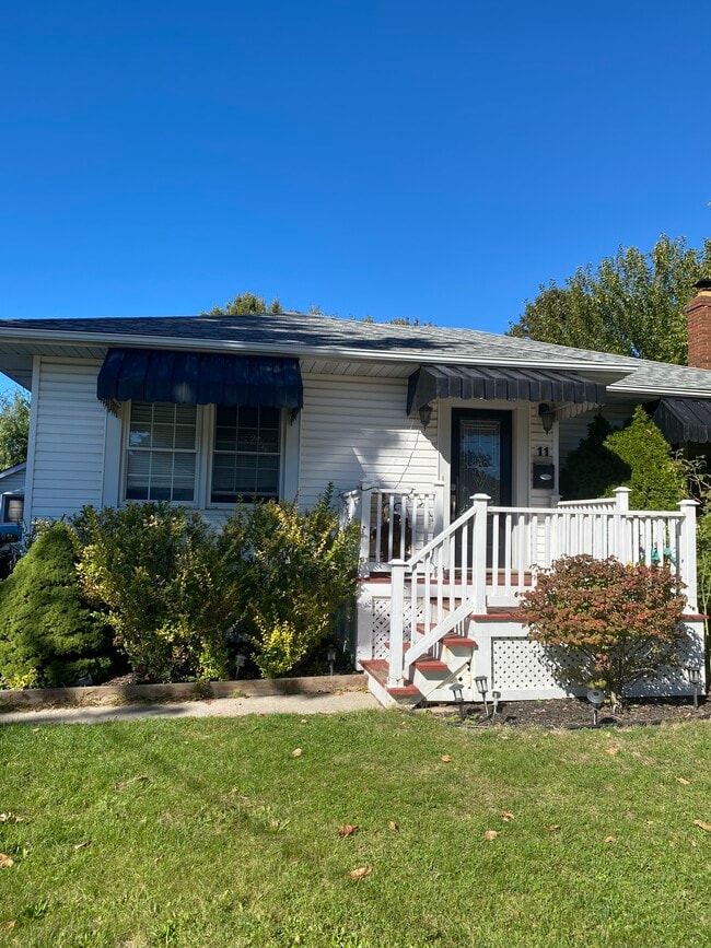 Building Photo - 11 Ted St