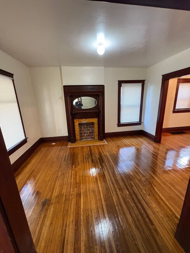 Foto del edificio - Large 3 bedroom house available