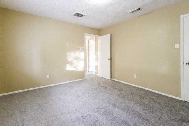 Foto del edificio - 2227 Lexington Woods Dr