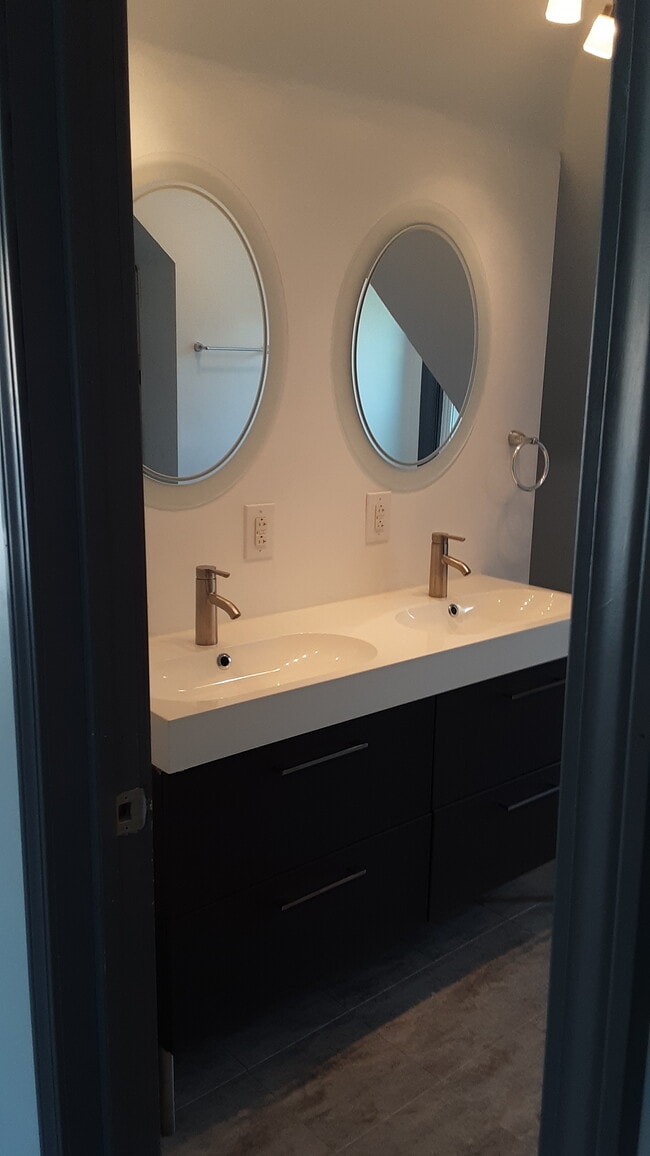 Master bath with double sinks - 430 Dawson Avenue