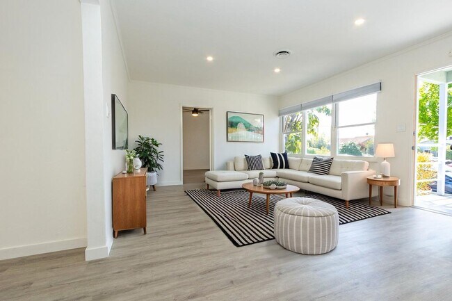 Foto del edificio - Newly Remodeled 3Bd/2Ba Home in North Pacific Beach Just Blocks From Tourmaline Surf Beach!