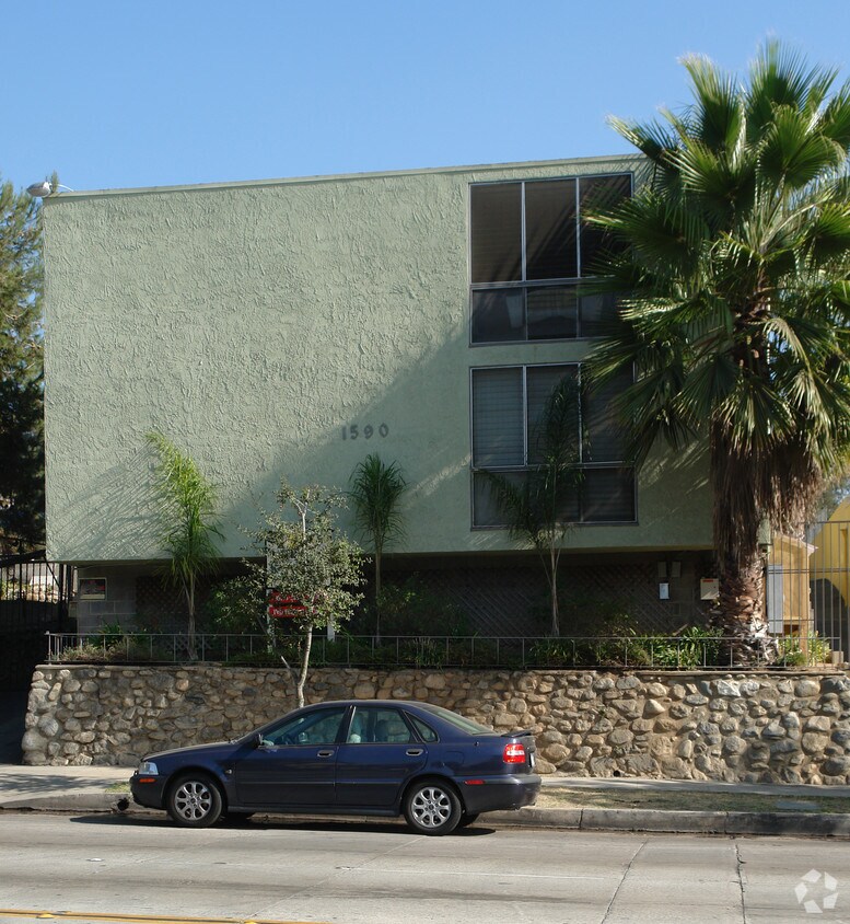 Foto del edificio - 1590 N Fair Oaks Ave