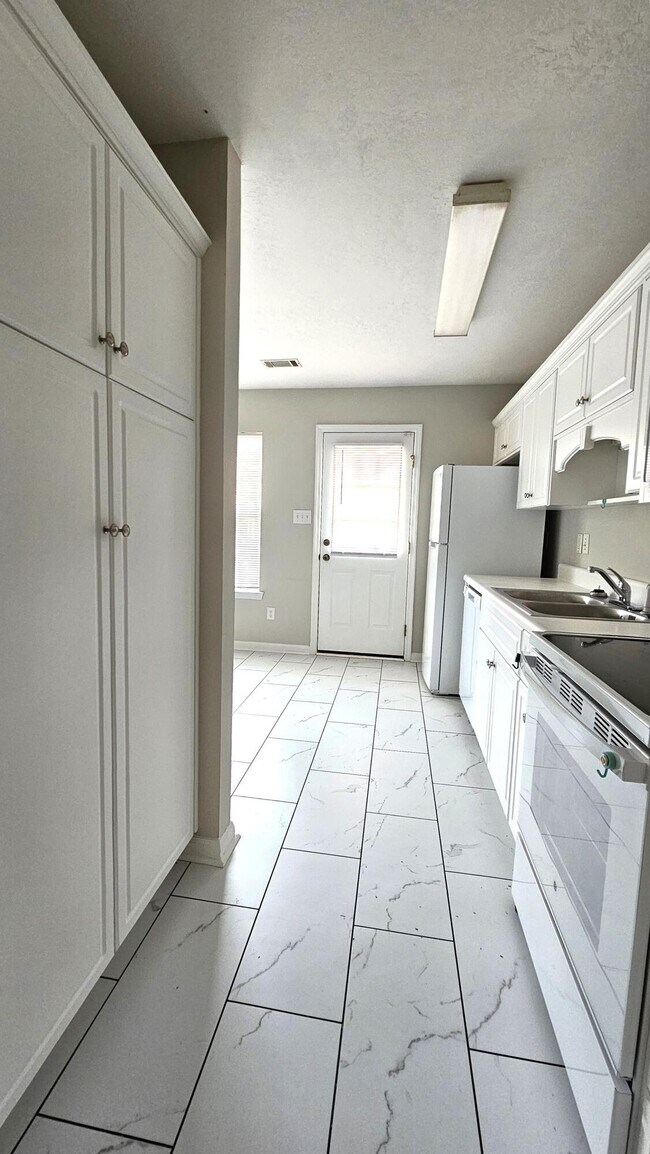 Foto del edificio - 340 Greendale Pl