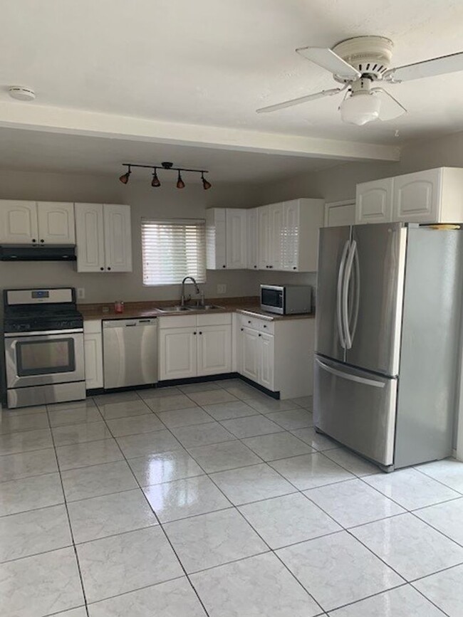 Building Photo - Beautiful, remodeled 3 bed, 2 bath home in...