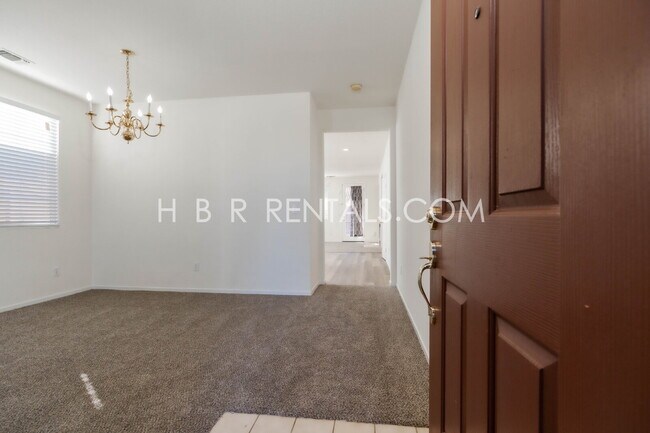 Foto del edificio - Charming 3-Bedroom Home with a Beautiful Pool in Lathrop! *POOL SERVICE INCLUDED*