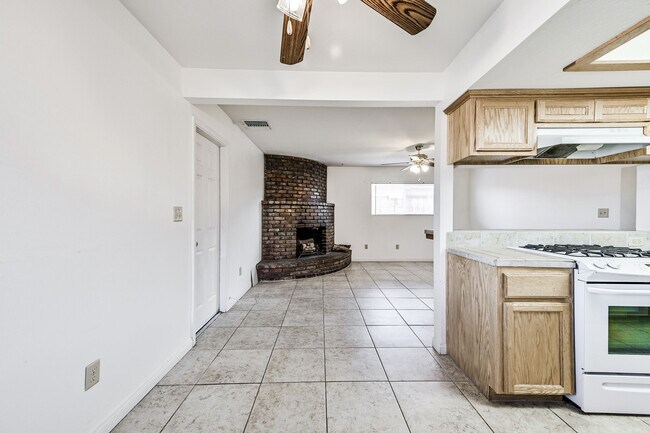 Building Photo - 929 S Ranger St