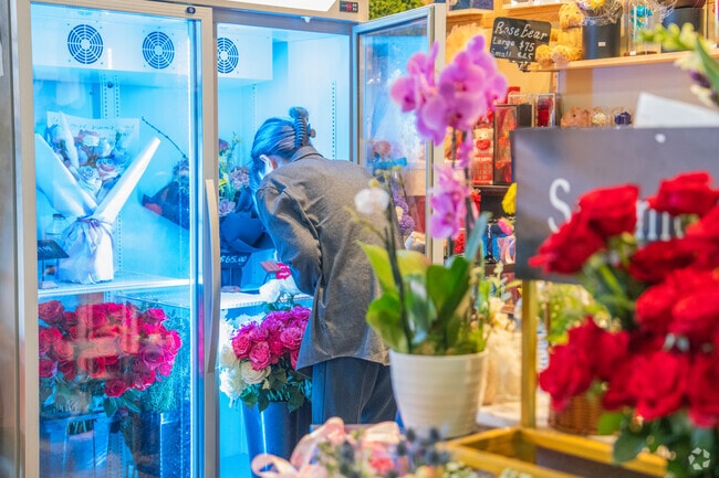 For personalized and thoughtful gifts, Berkeley Park locals can come to Summer Breeze Flowers.