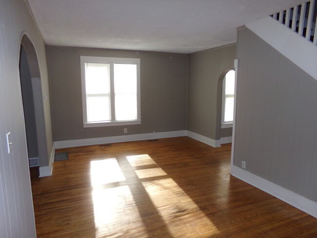 Building Photo - Nice 4BDRM House Wood Floors