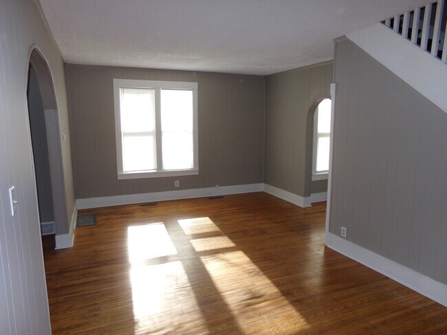 Foto del edificio - Nice 4BDRM House Wood Floors