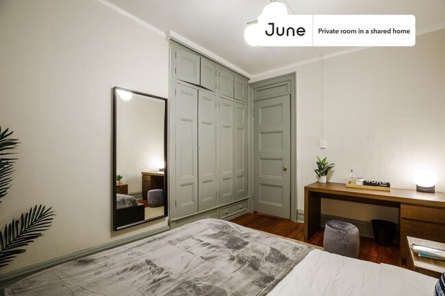 Building Photo - Private bedroom in 4 bed/1 bath Home