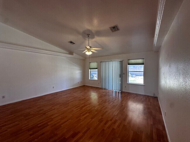 Building Photo - 3 Bedroom 2 Bathroom Home