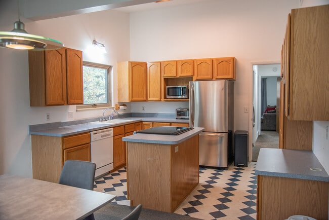 Building Photo - 9 Paramount Pky