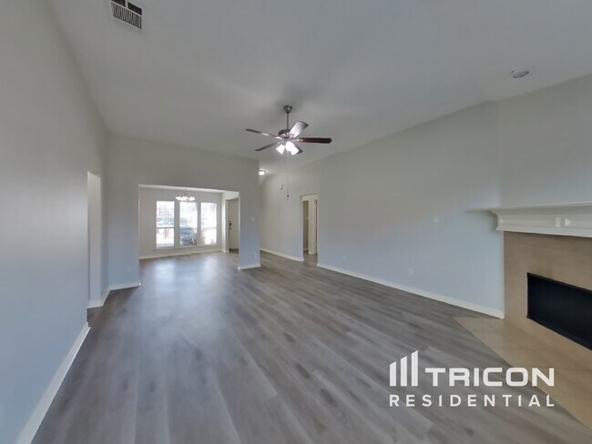 Foto del edificio - 102 Drycreek Dr