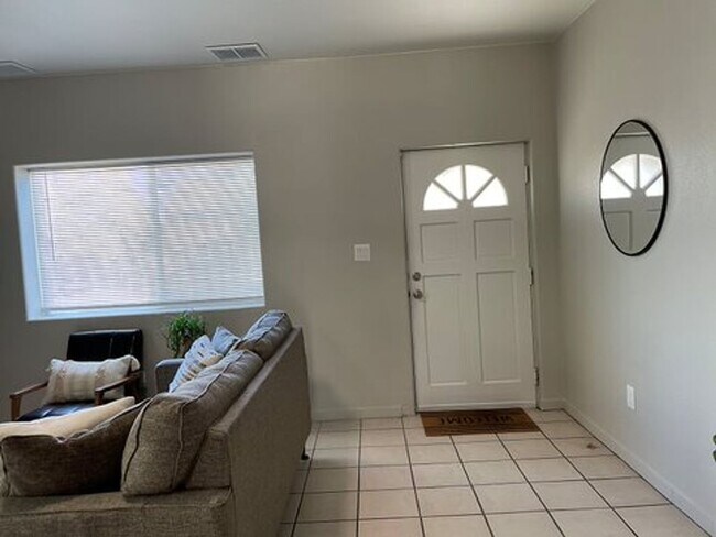 Building Photo - 3 Bedroom 2 Bathroom Home is Denver's West...