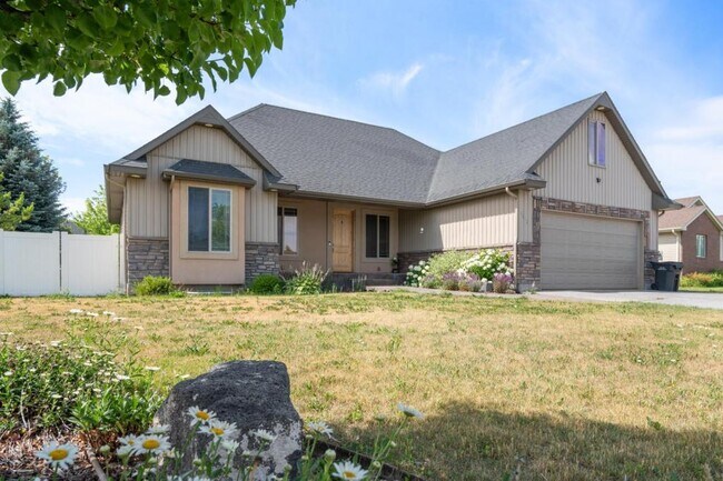 Building Photo - 2612 Eastview Dr