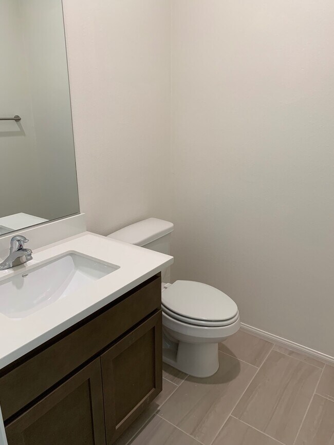 Foto del edificio - Beautiful 3 Bedrooms, 2.5 Bathrooms Single...