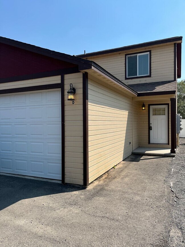 Foto del edificio - Beautiful Townhouse Available Now! Move In Special offering a $150 Move In Credit!