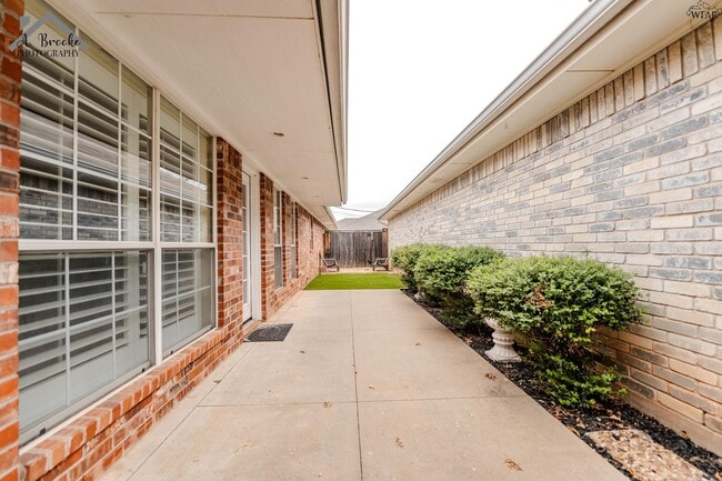 Building Photo - 3037 Cunningham Dr