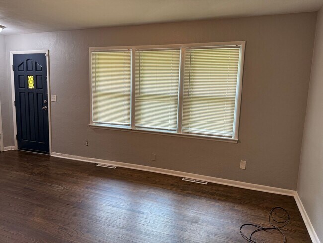 Building Photo - SEE IT NOW: Stylishly Updated Home in Inde...
