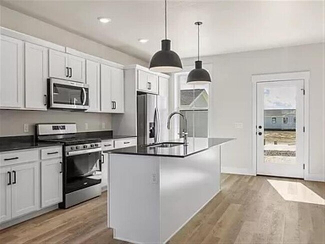 Building Photo - Exquisite Home