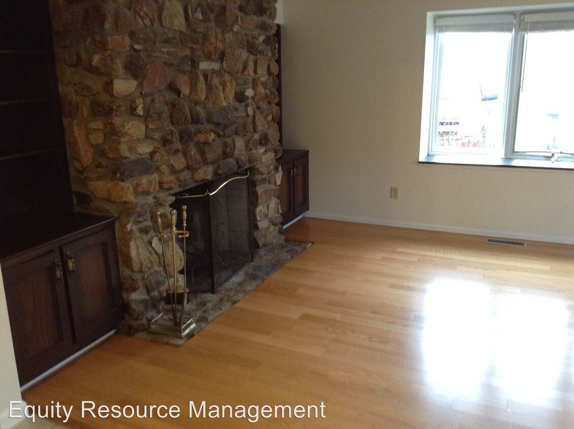 Primary Photo - 1525 E Foxcliff Dr S