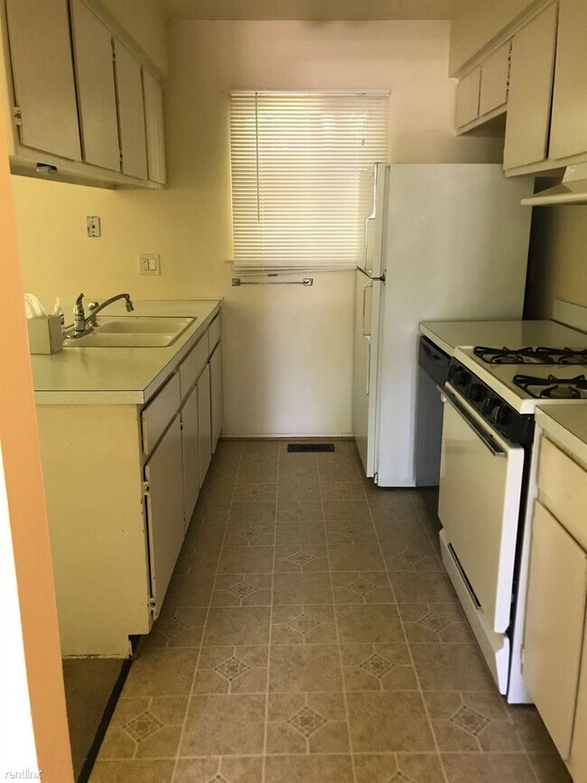 Building Photo - 3 br, 1 bath House - 321 Cloverdale St 321...