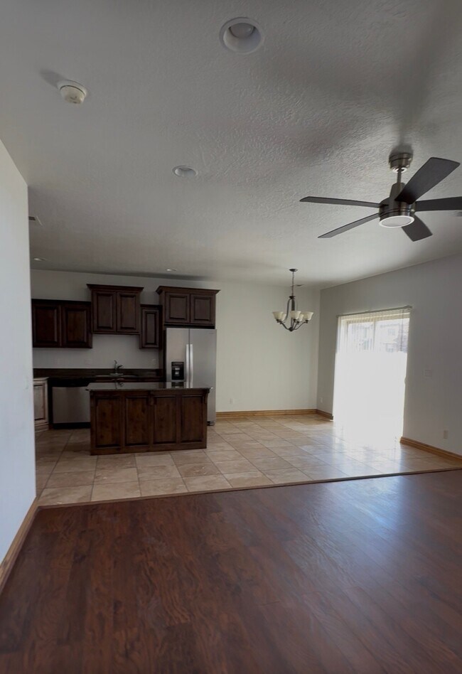 Building Photo - 865 S Pheasant Run Dr