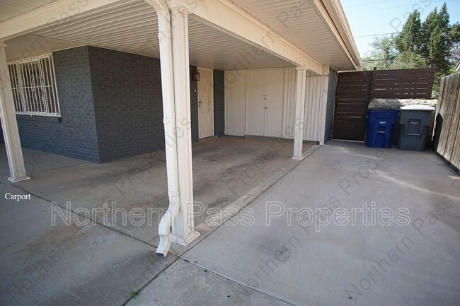 Foto del edificio - 9832 Heather Ave