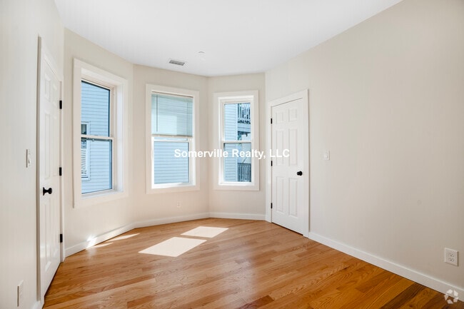 Building Photo - 27 Linden St
