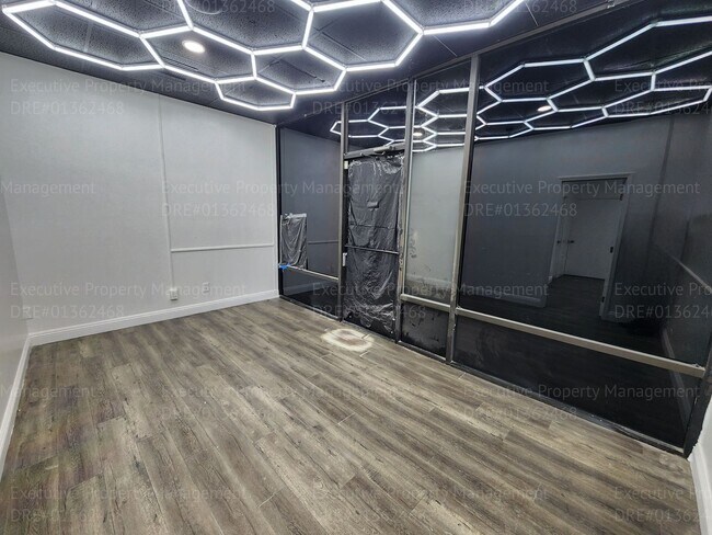 Foto del edificio - Commercial space 3 rooms, 2 storage rooms,...