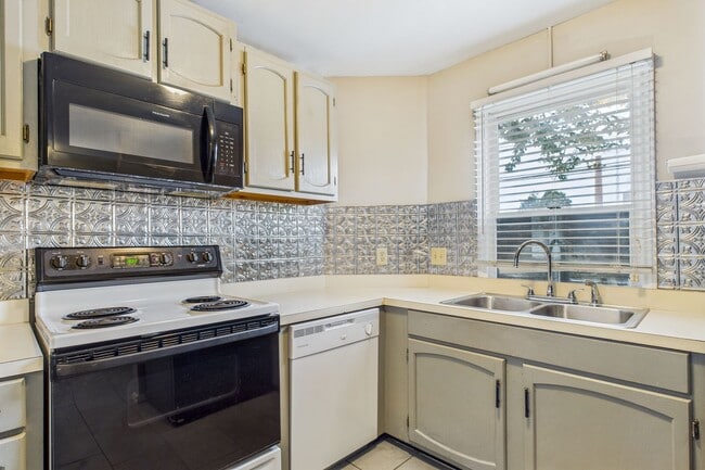 Building Photo - UNCG Area – Chancellors Court Townhomes. W...