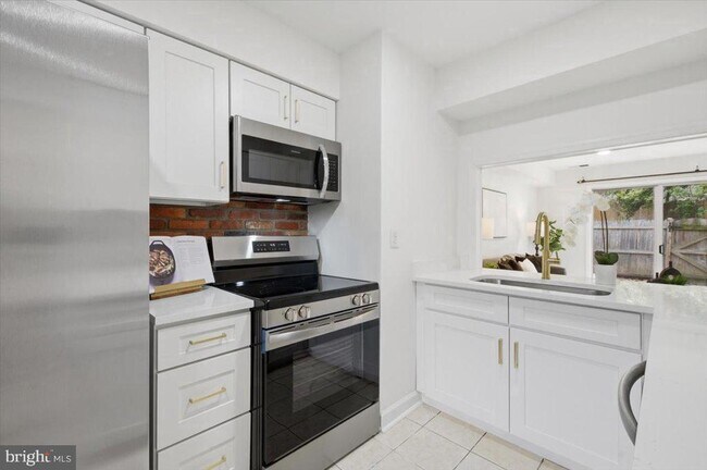 Foto del edificio - 8141 Kingsway Ct