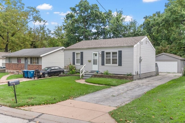 Building Photo - Beautiful 2-Bedroom Home with Fenced Yard ...