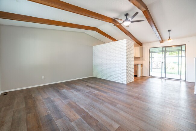 Foto del edificio - 2446 Daily Rd