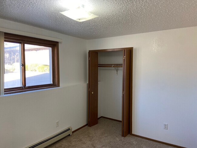 Building Photo - 1720 N Grandview Ln