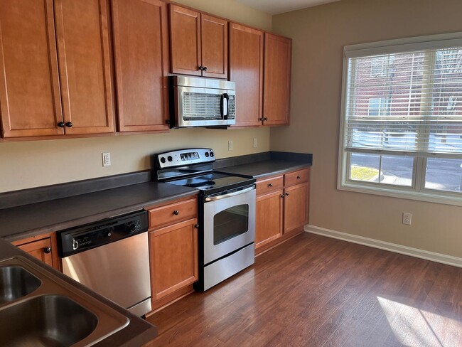 Foto del edificio - Stunning Townhome in "Prime Cary Location"