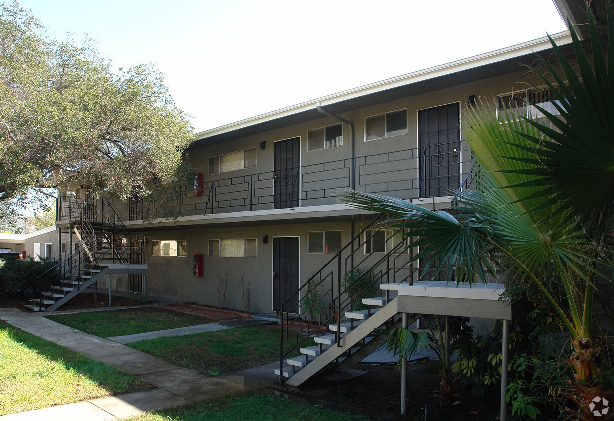 Foto del edificio - 408 Country Club Dr