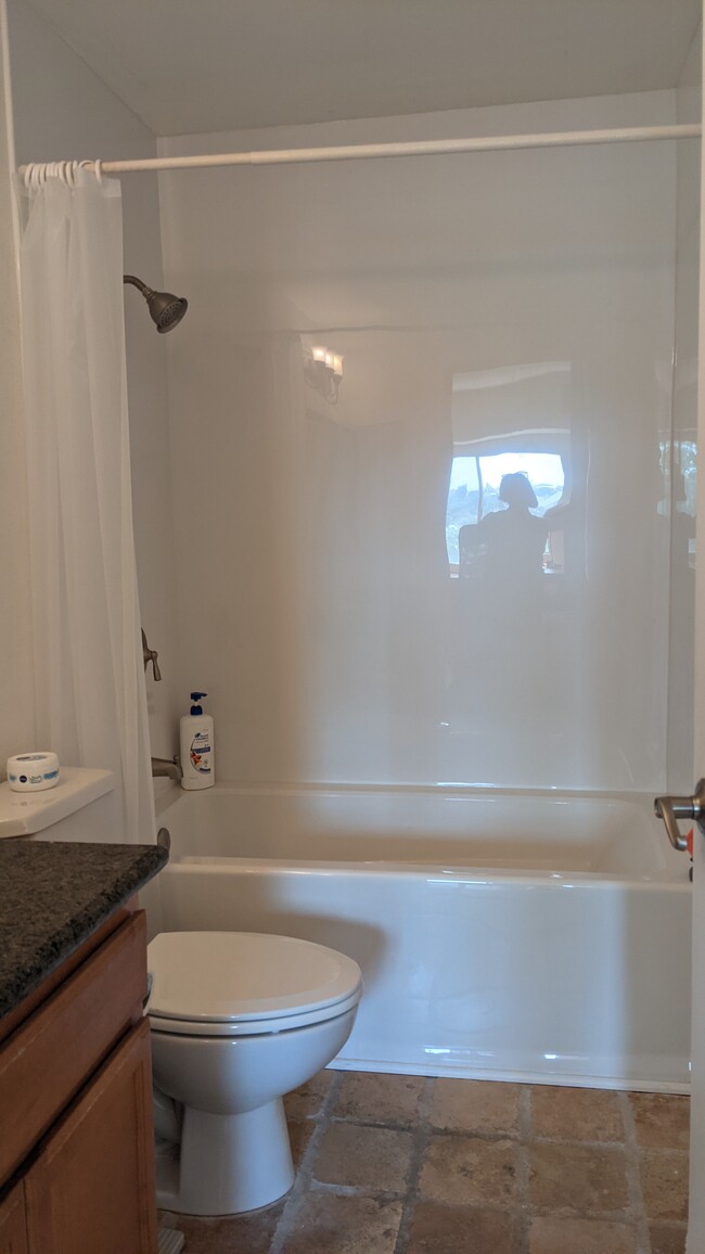 Foto del edificio - 7130 Shoreline Dr