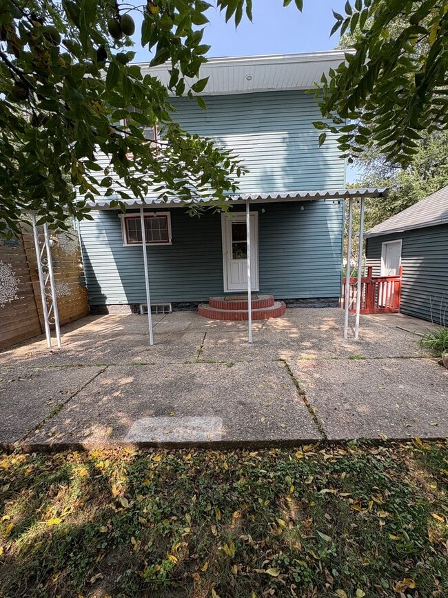 Building Photo - Spacious 4 Bedroom home with front porch a...