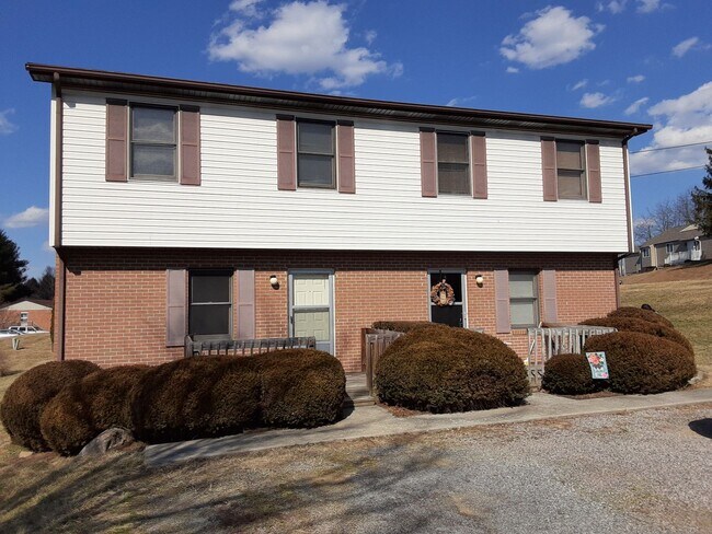 Foto del edificio - Blacksburg, 3 BR / 2.5 BA, Available September 19th