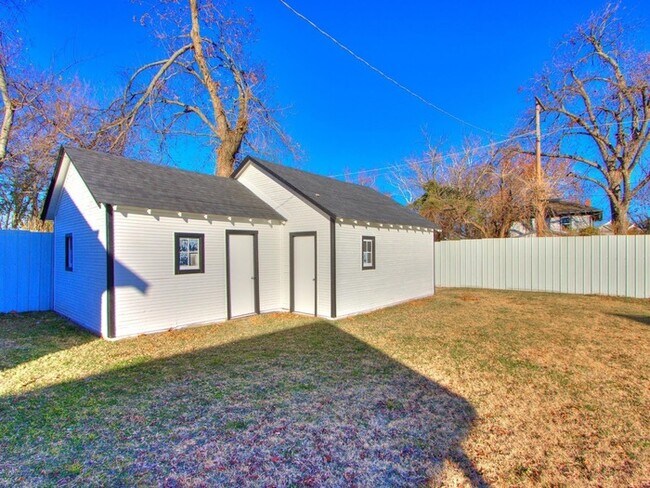 Foto del edificio - 721 N Louisa Ave